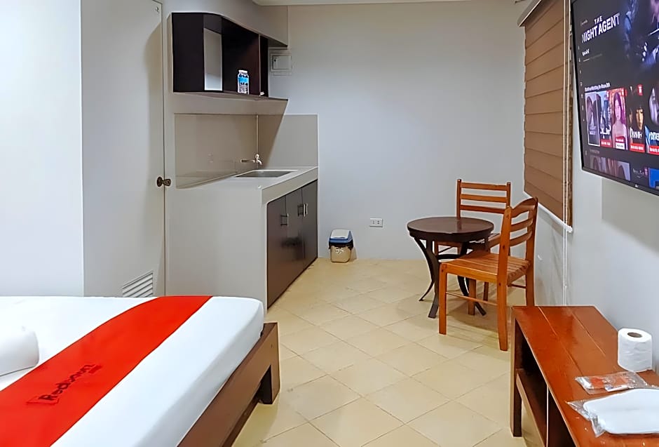 RedDoorz @ Davids Travellers Inn Cavite