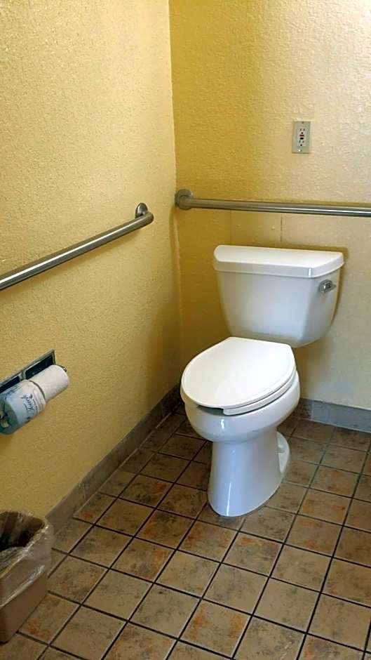 Days Inn by Wyndham Cocoa Cruiseport West At I-95/524