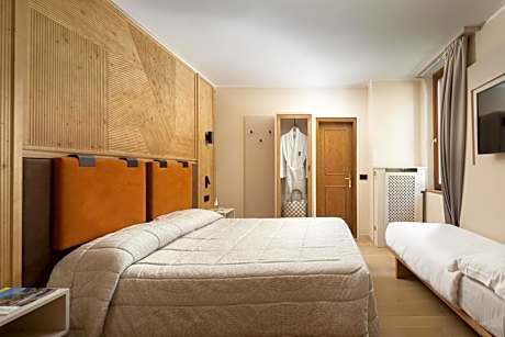 Double or Twin Room with Mountain View