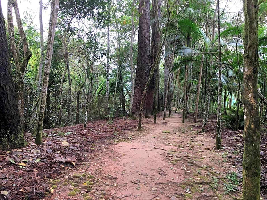 Caso em condomínio com lago, serra, campo e mar