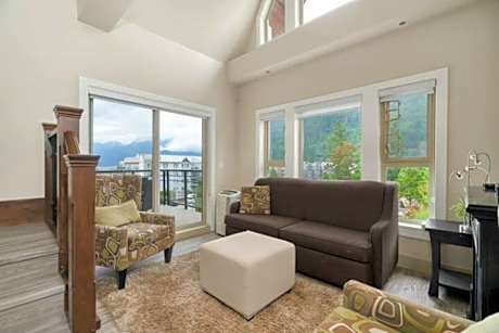 3BR Lakeside Dream Penthouse with Roof Deck Views