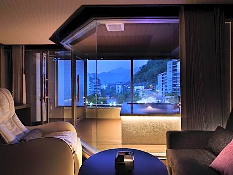 Corner Suite with Two Beds and View Bath
