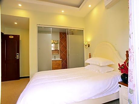 Queen Bed With Balcony