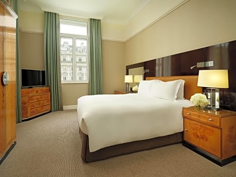 Prestige King Suite with Separate Living Room and Waterloo Place or Pall Mall View