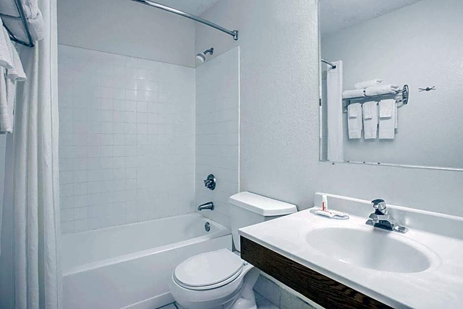 Super 8 by Wyndham Douglas