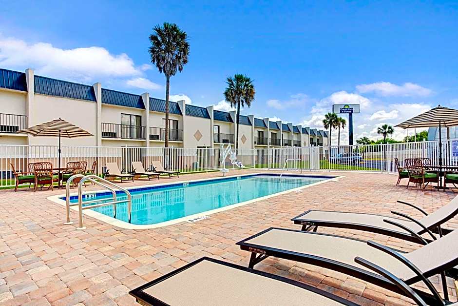 Days Inn & Suites by Wyndham Tampa/Fairground/Casino Area