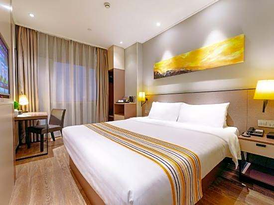 Home Inn Plus (Ningbo Old Bund Tianyi Square)