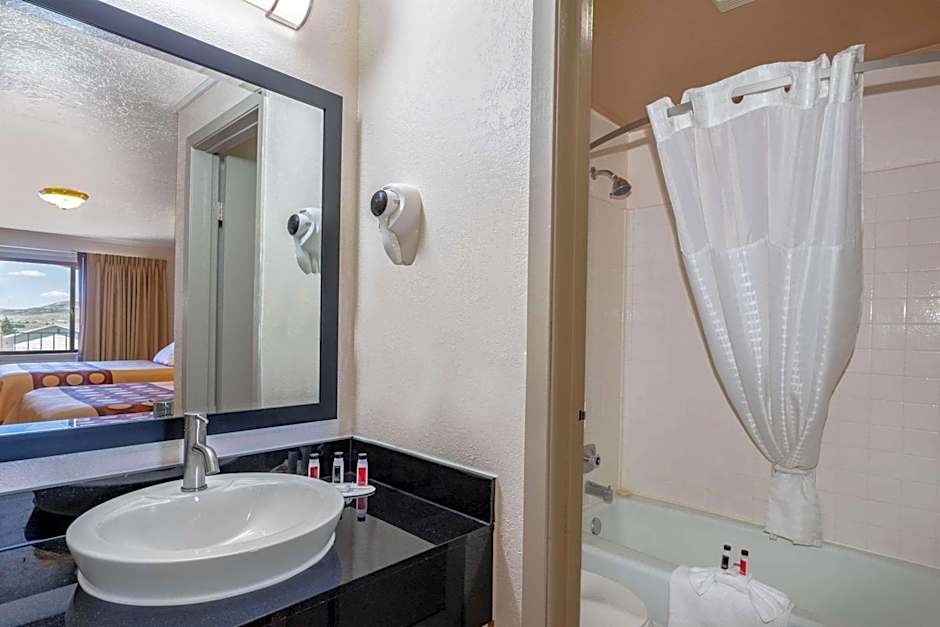 Super 8 by Wyndham Evanston