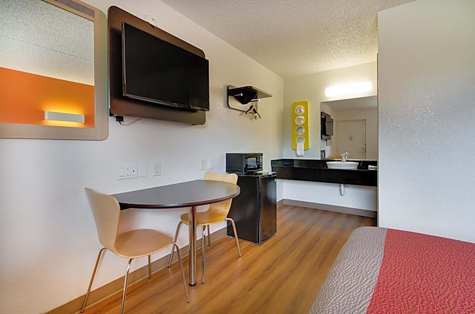 Motel 6-Salina, KS