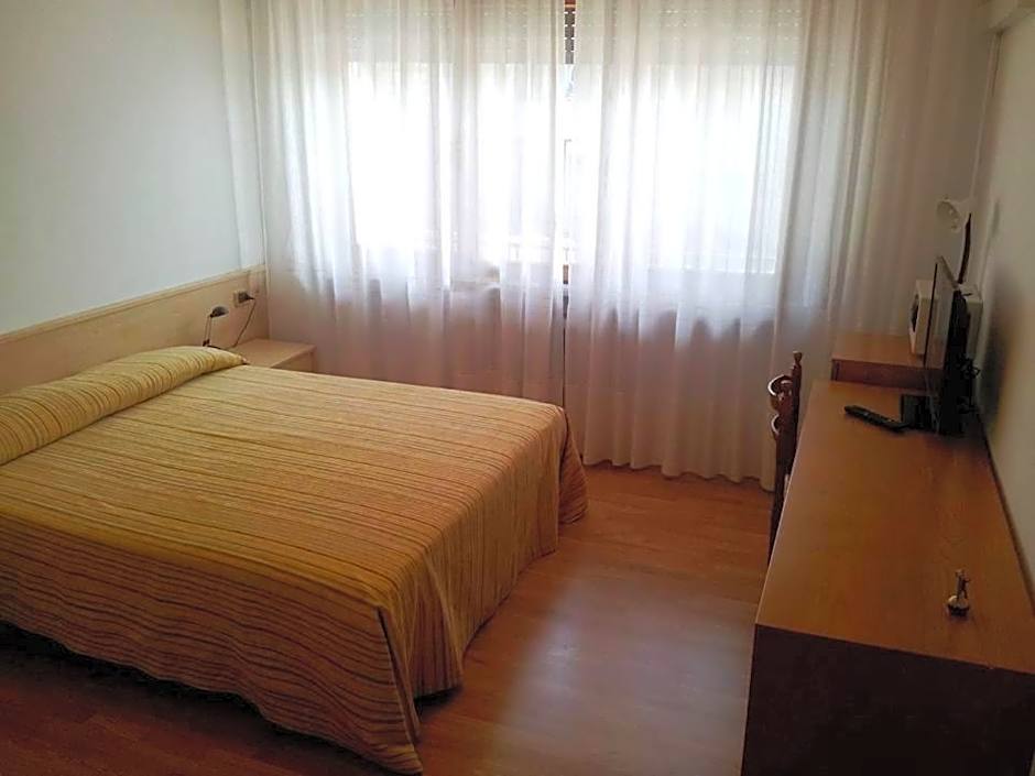 Foto 1 di 7 di 1 Double Bed or 2 Beds