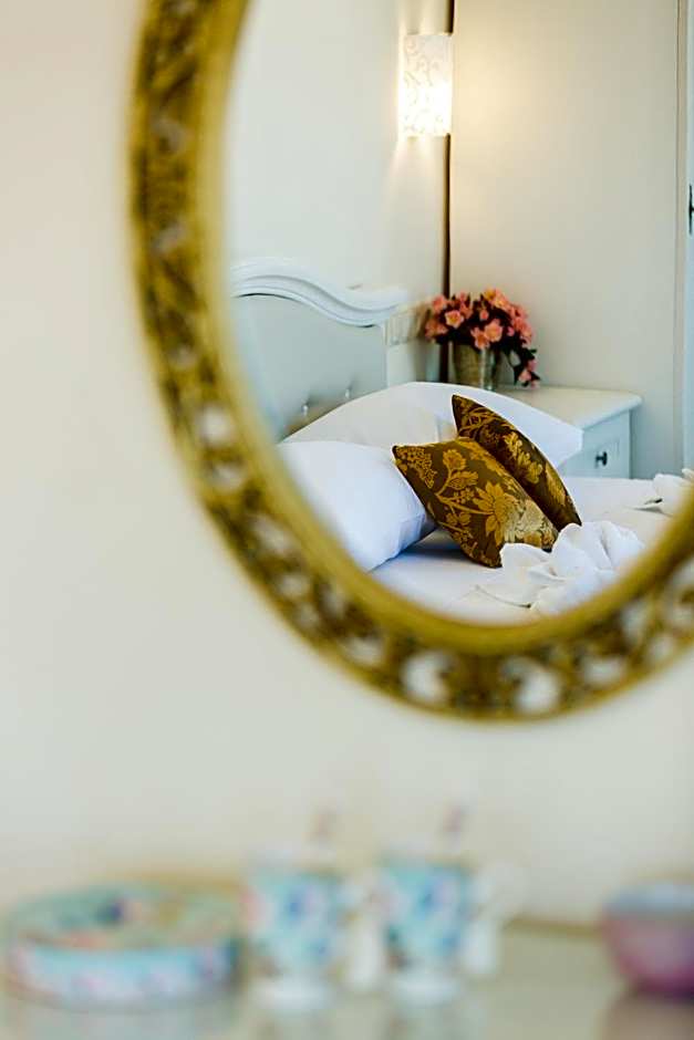 Polyxenia Suites