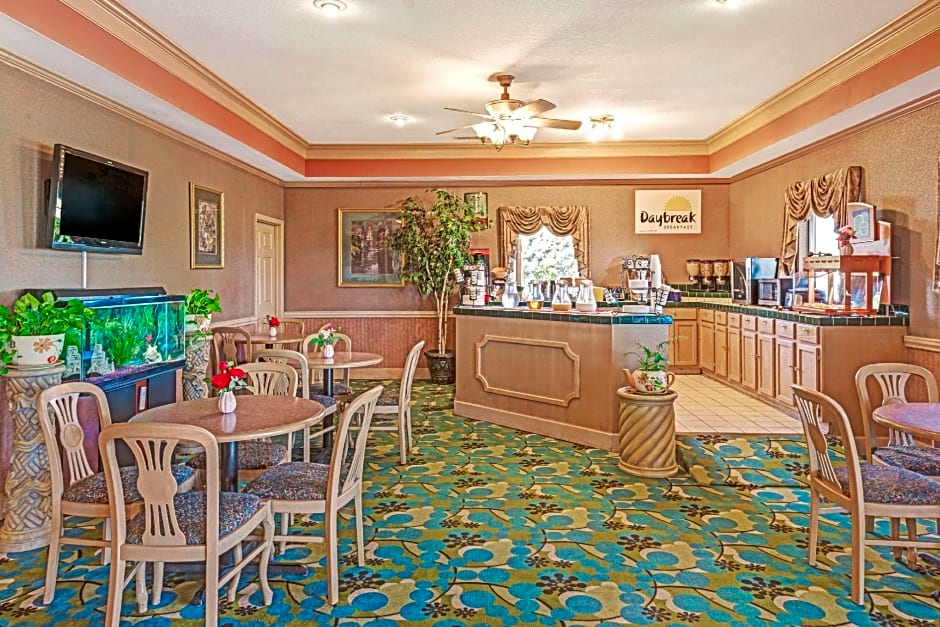 Days Inn & Suites by Wyndham Osceola AR