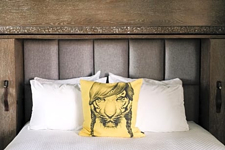 PETITE QUEEN - 135 SQF, Guest room, 1 Queen, Alternate: Murphy/wall bed