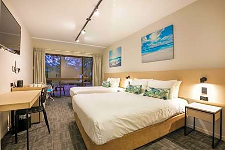 Nightcap at Kawana Waters Hotel