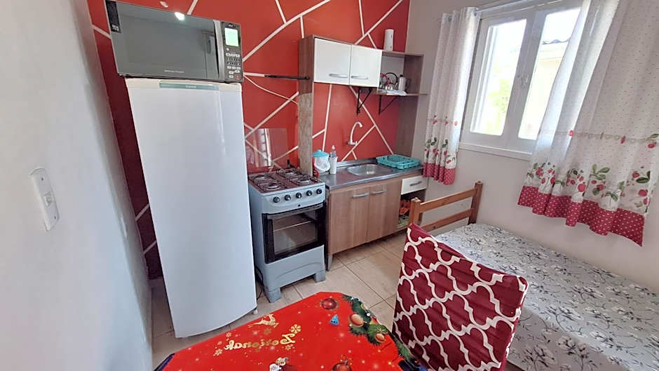 KITNET S2 em TORRES-RS - Na mais bela praia Gaúcha - Cozinha - Banheiro - Ar condicionado - TV smart 32' - Wi-Fi - Estacionamento - Anfitriã Superhost no BnB