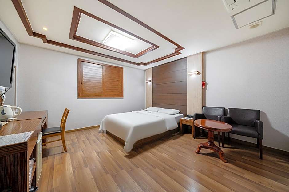 Metro Pol Tourist Hotel