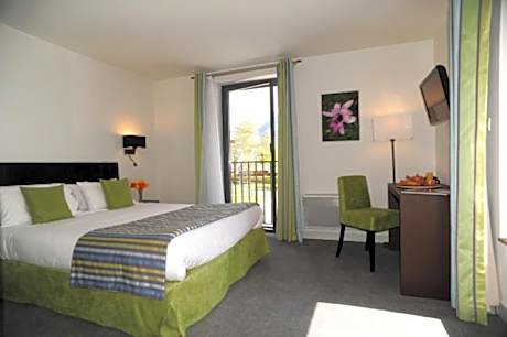 King Room with Roll-In Shower - Disability Access