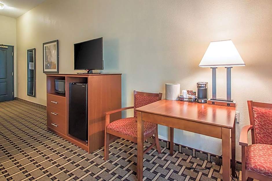 Quality Inn & Suites East Troy I-43