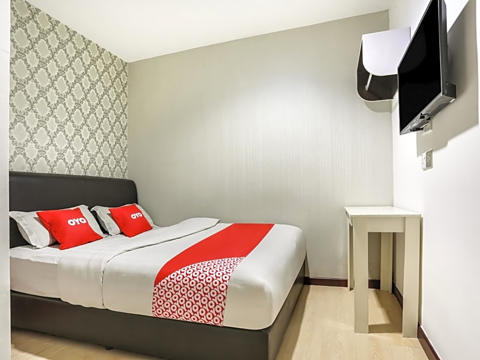 OYO 89583 Grove Hotel