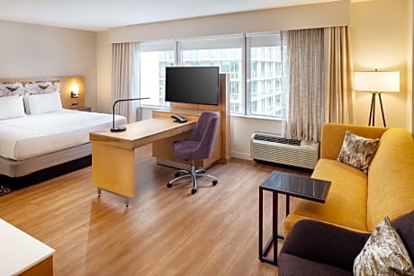 1 King Hearing Accessible Suite Nonsmoking Vis Firealrm/door/phn Alrt/sofabed Microwv/fridge/wetbar/