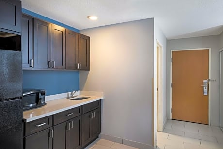 King Suite Kitchenette - Non-Smoking