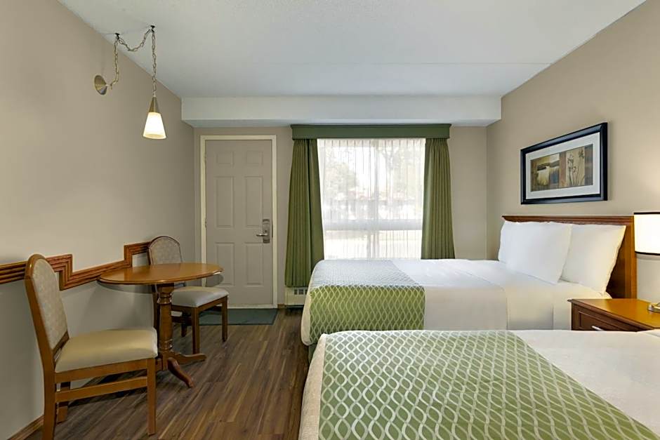 Colonial Square Inn & Suites