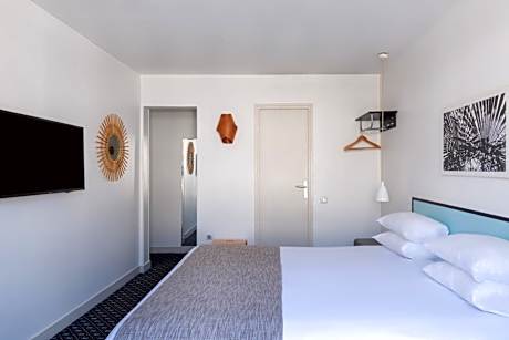 Room with Eiffel Tower View