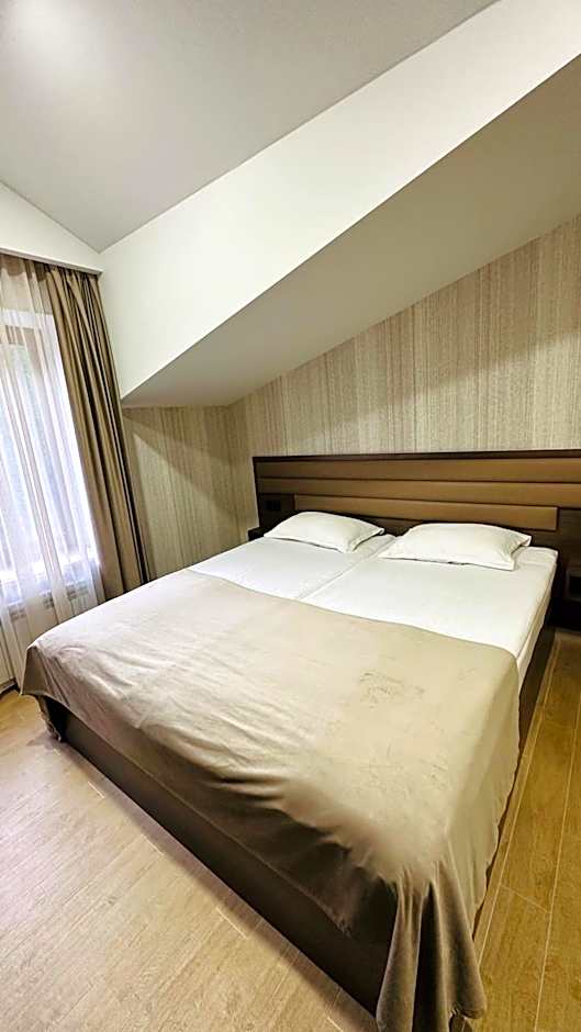 Photo 1 of 19 of King Room
