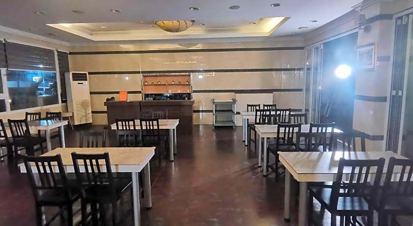 Townhouse Oak Vera Hotel Near Clark International Airport