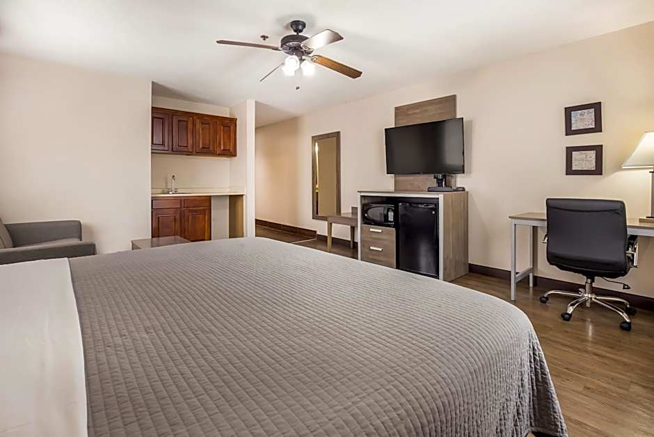Photo 1 of 4 of 1 King Bed, Nonsmoking