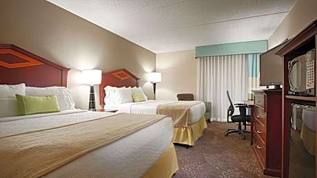 2 Queen Beds Non-Smoking Pool View Work Desk Chair Microwave And Refrigerator Wi-Fi Full Breakfast