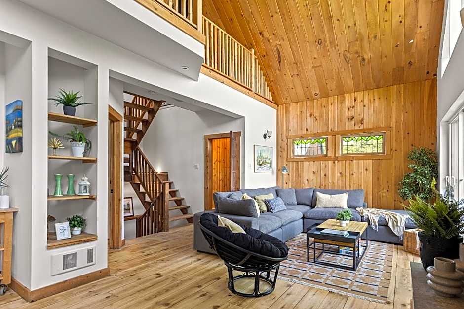 Rustic Waterfront Chalet Panoramic View and Spa