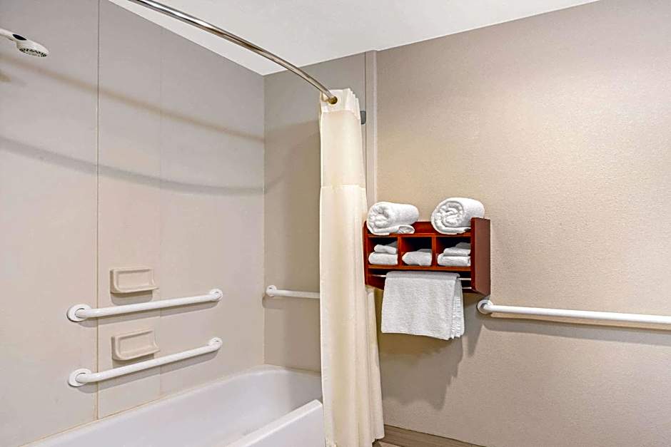 La Quinta Inn & Suites by Wyndham Midwest City - Tinker AFB