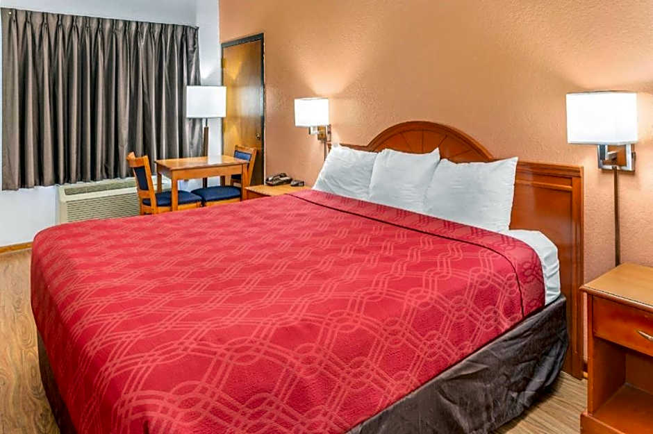 Econo Lodge Inn & Suites