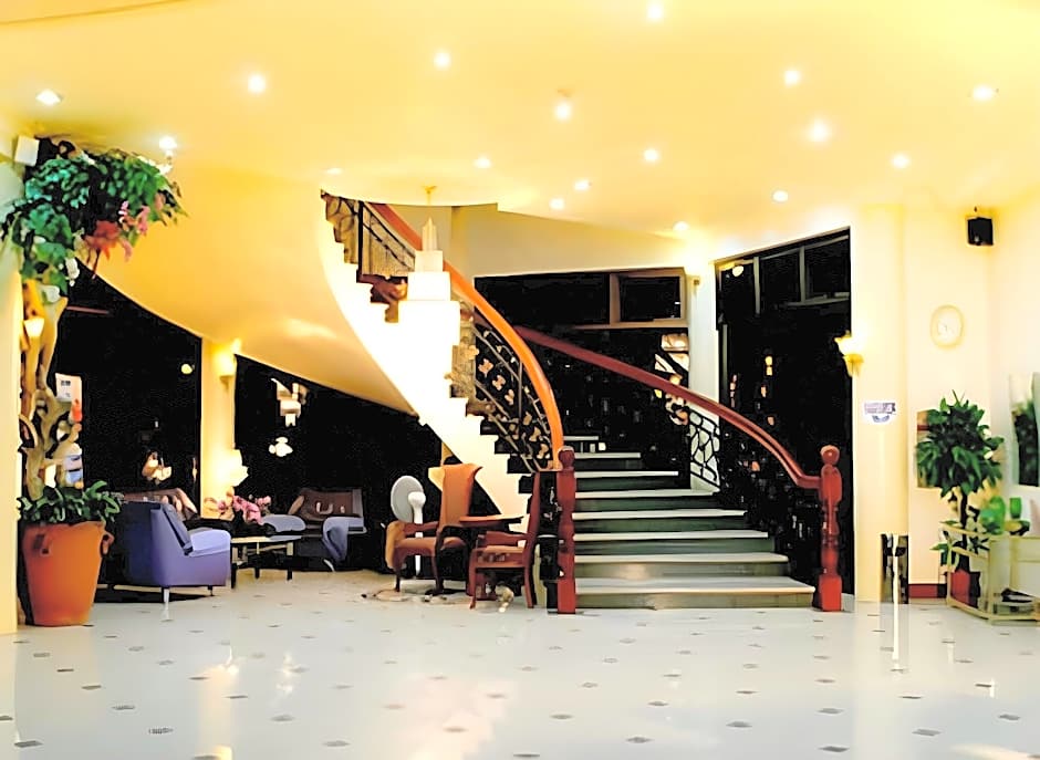 Crown Royale Hotel