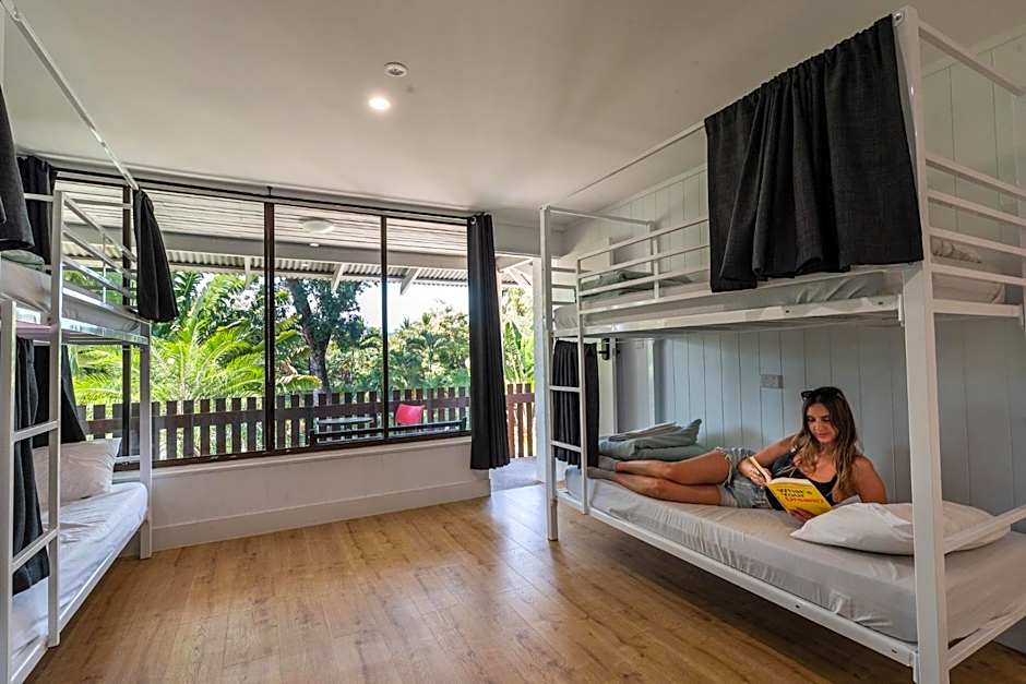 Nomads Airlie Beach Hotel