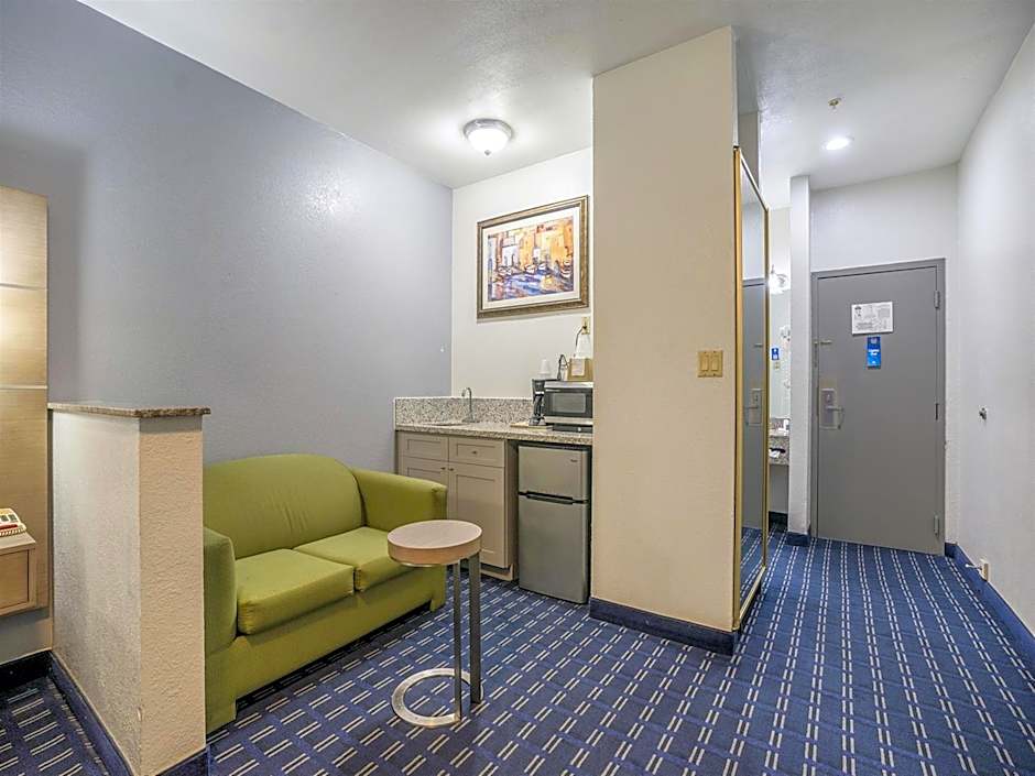 Days Inn & Suites by Wyndham Webster NASA-ClearLake-Houston