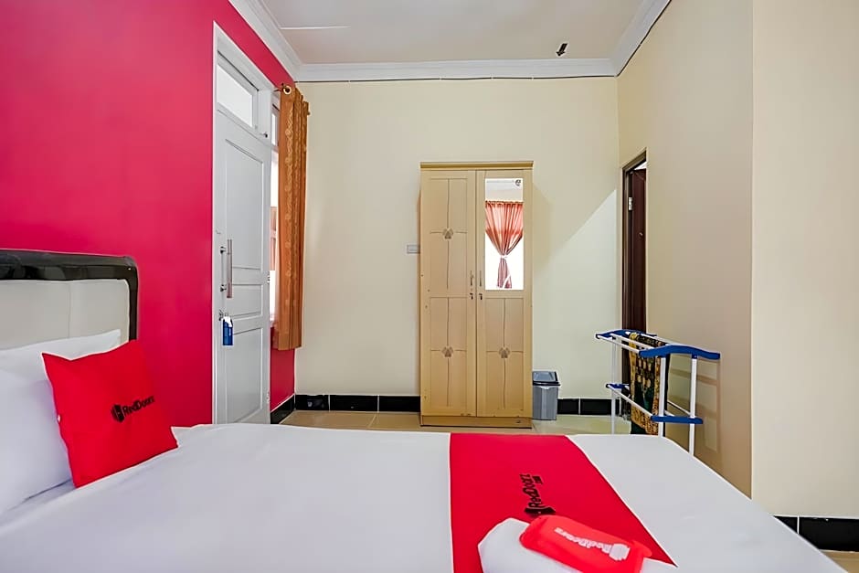RedDoorz Syariah near Kebun Raya Liwa
