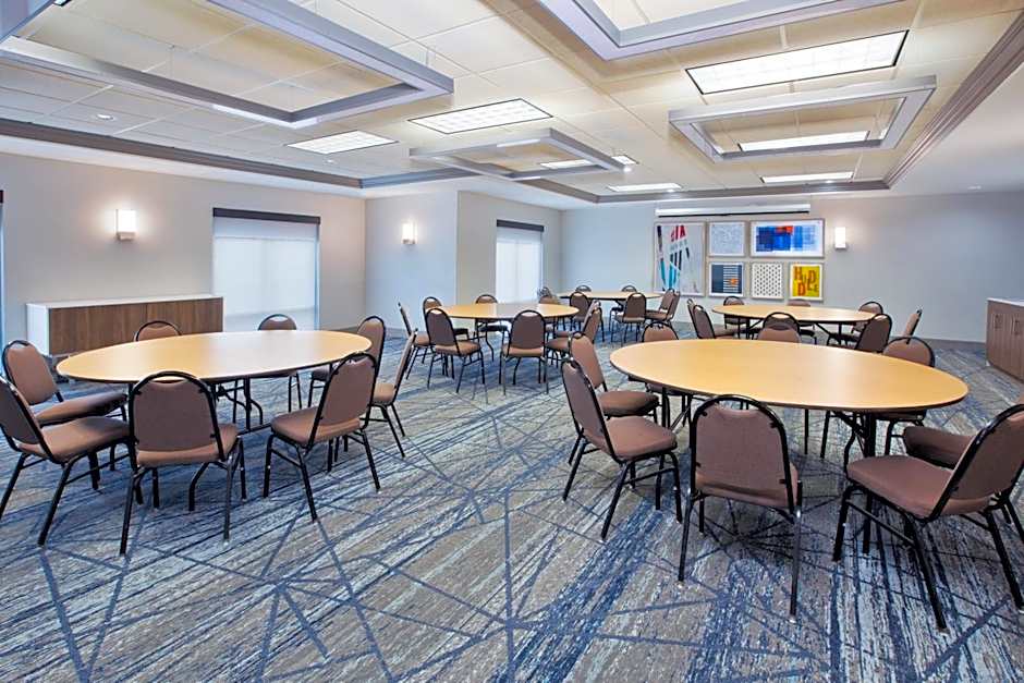 Holiday Inn Express & Suites Milwaukee NW - Park Place By IHG
