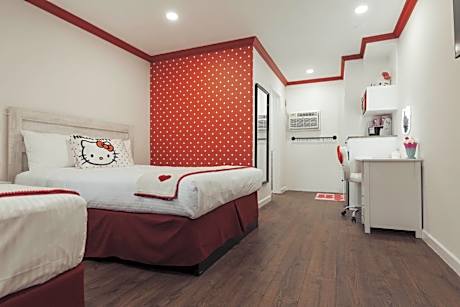Kitty Character Suite - 2 Queen Beds