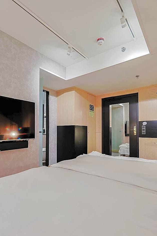 Hotel With Urban Deli