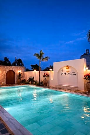 Invita Garden Villa Koi Fish Pond