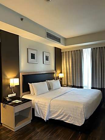 1 King Bed, One-Bedroom Seda Suite with Living Area