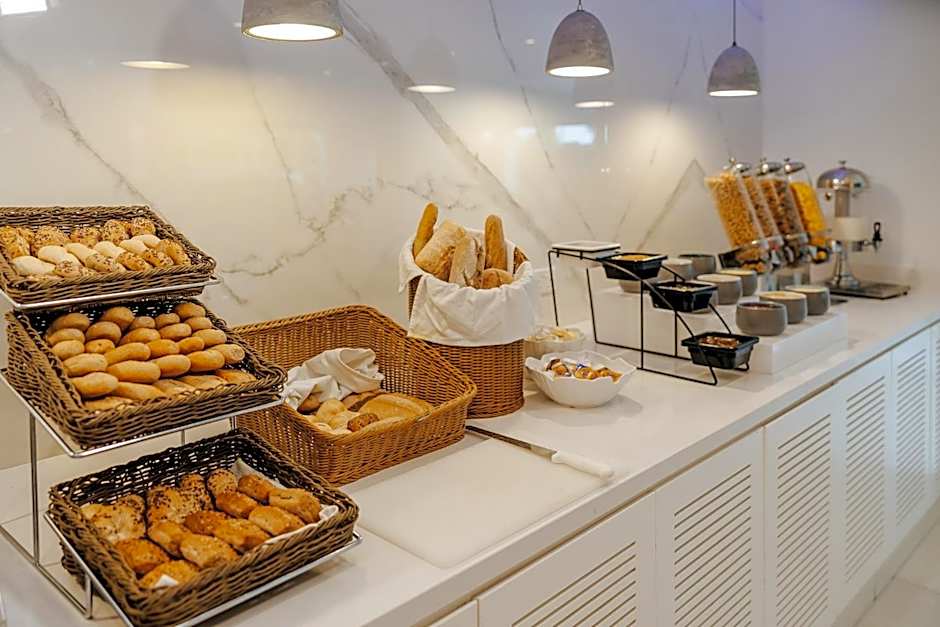 Seasons Hotel (Adults Only)