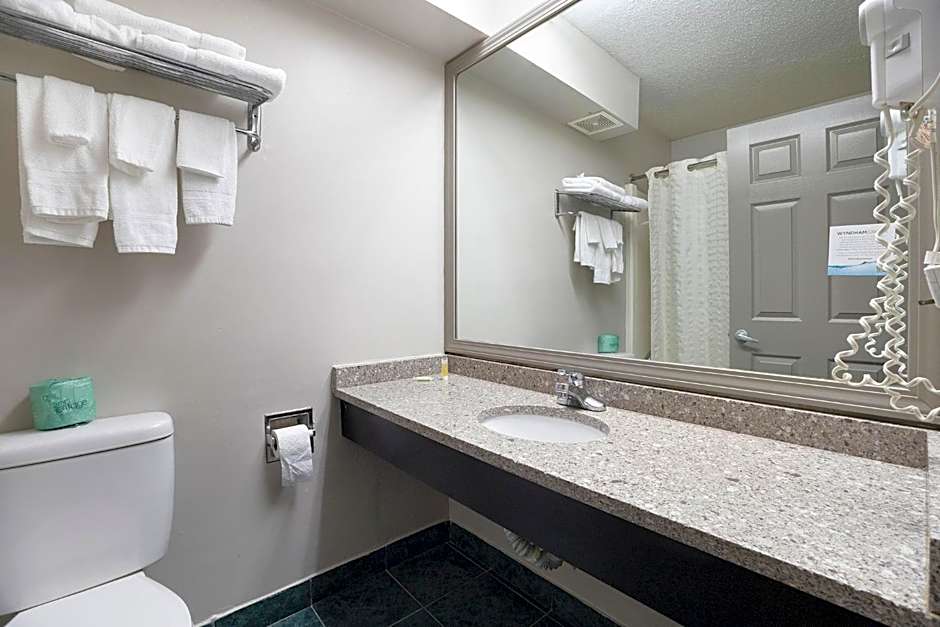 Days Inn & Suites by Wyndham Norton Shores/Muskegon