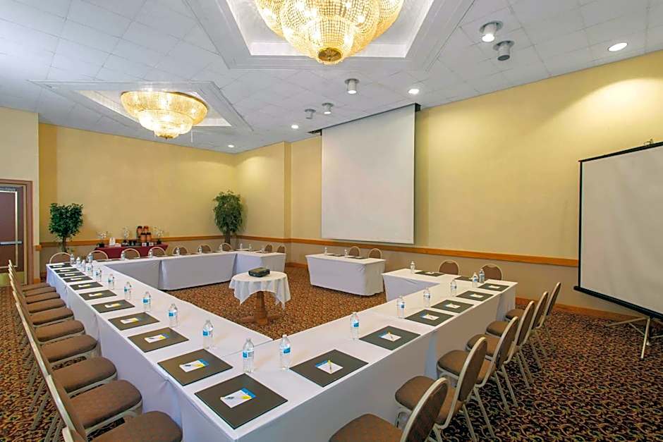 Days Inn & Suites by Wyndham Tallahassee Conf Center I-10