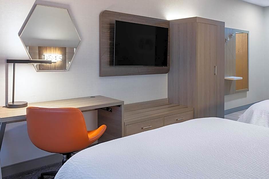 Holiday Inn Express Hotel & Suites Center Township By IHG