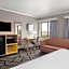 La Quinta Inn & Suites by Wyndham Milwaukee Airport / Oak Creek