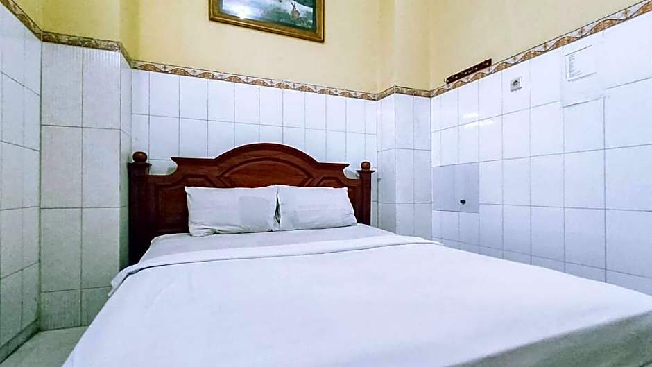 Hotel Shinta 1 near Stasiun Kertosono Mitra RedDoorz