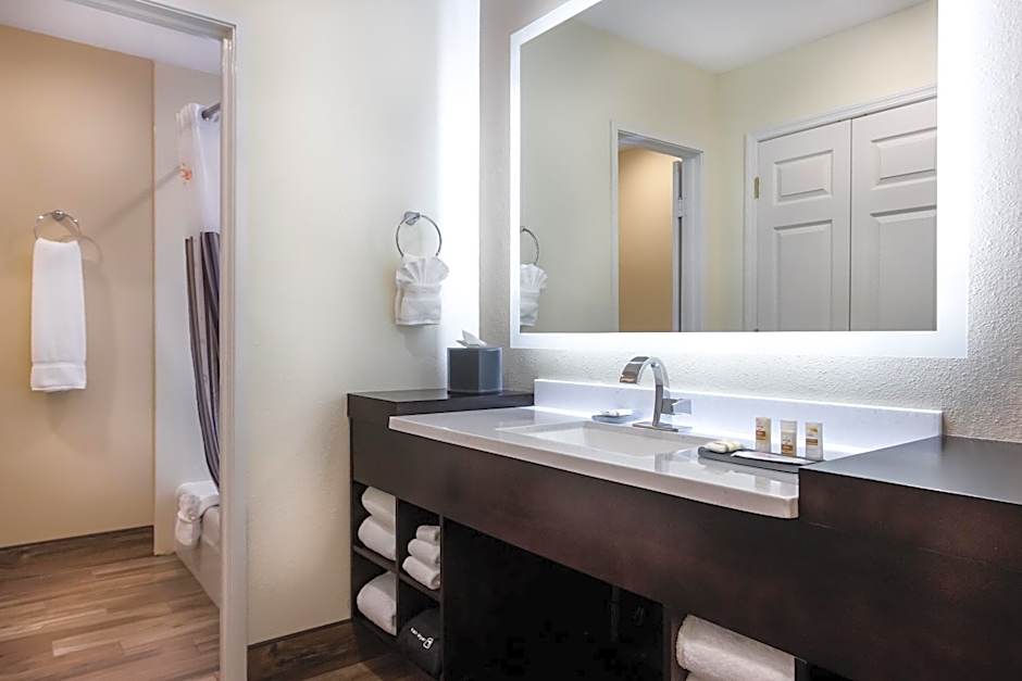 La Quinta Inn & Suites by Wyndham Clearwater Central